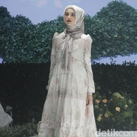 Fashion show busana muslim Ayu Dyah Andari berlangsung di Ballroom The Langham, Jakarta, Senin (14/3/2022). Foto: M. Abduh/Detikcom.