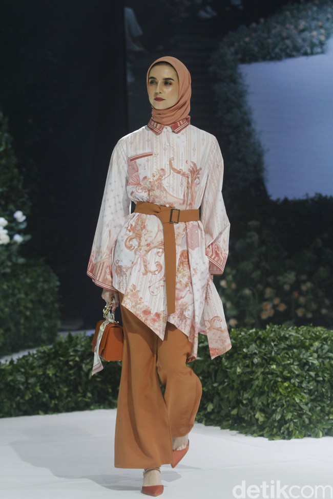 Fashion show busana muslim Ayu Dyah Andari berlangsung di Ballroom The Langham, Jakarta, Senin (14/3/2022). Foto: M. Abduh/Detikcom.