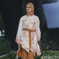 Fashion show busana muslim Ayu Dyah Andari berlangsung di Ballroom The Langham, Jakarta, Senin (14/3/2022). Foto: M. Abduh/Detikcom.