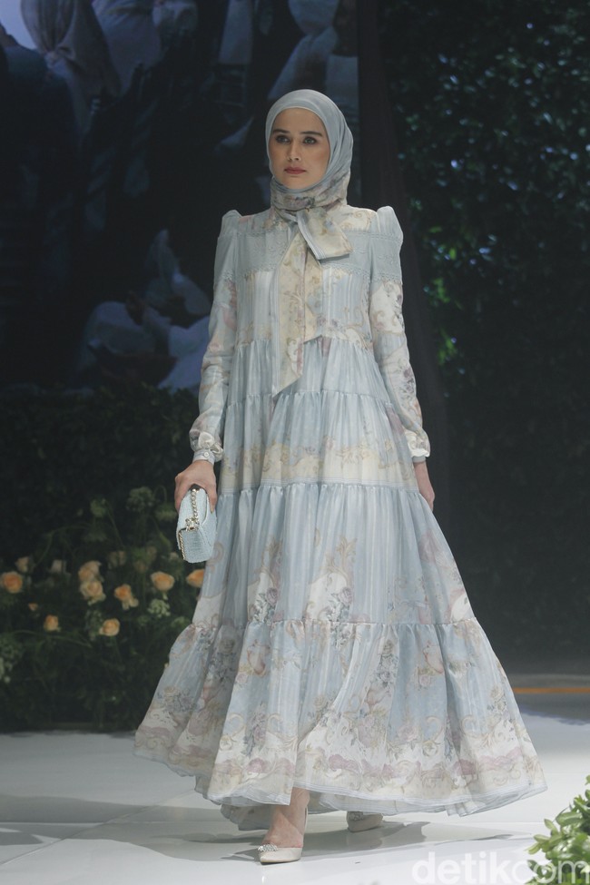 Fashion show busana muslim Ayu Dyah Andari berlangsung di Ballroom The Langham, Jakarta, Senin (14/3/2022). Foto: M. Abduh/Detikcom.