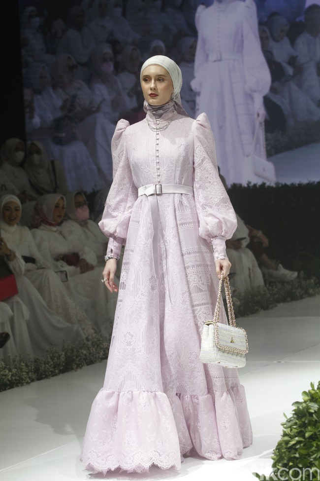Fashion show busana muslim Ayu Dyah Andari berlangsung di Ballroom The Langham, Jakarta, Senin (14/3/2022). Foto: M. Abduh/Detikcom.