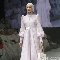 Fashion show busana muslim Ayu Dyah Andari berlangsung di Ballroom The Langham, Jakarta, Senin (14/3/2022). Foto: M. Abduh/Detikcom.