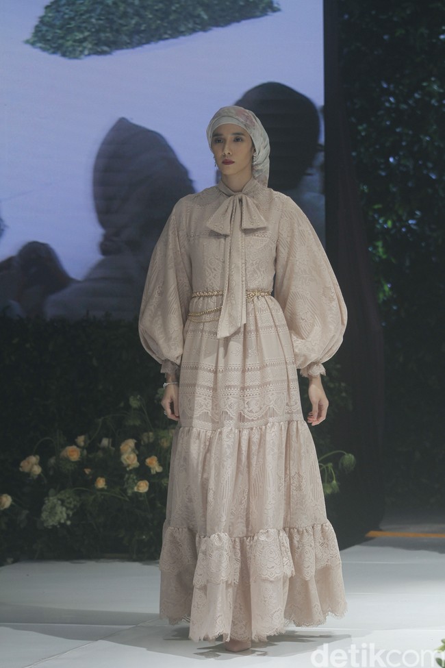 Fashion show busana muslim Ayu Dyah Andari berlangsung di Ballroom The Langham, Jakarta, Senin (14/3/2022). Foto: M. Abduh/Detikcom.