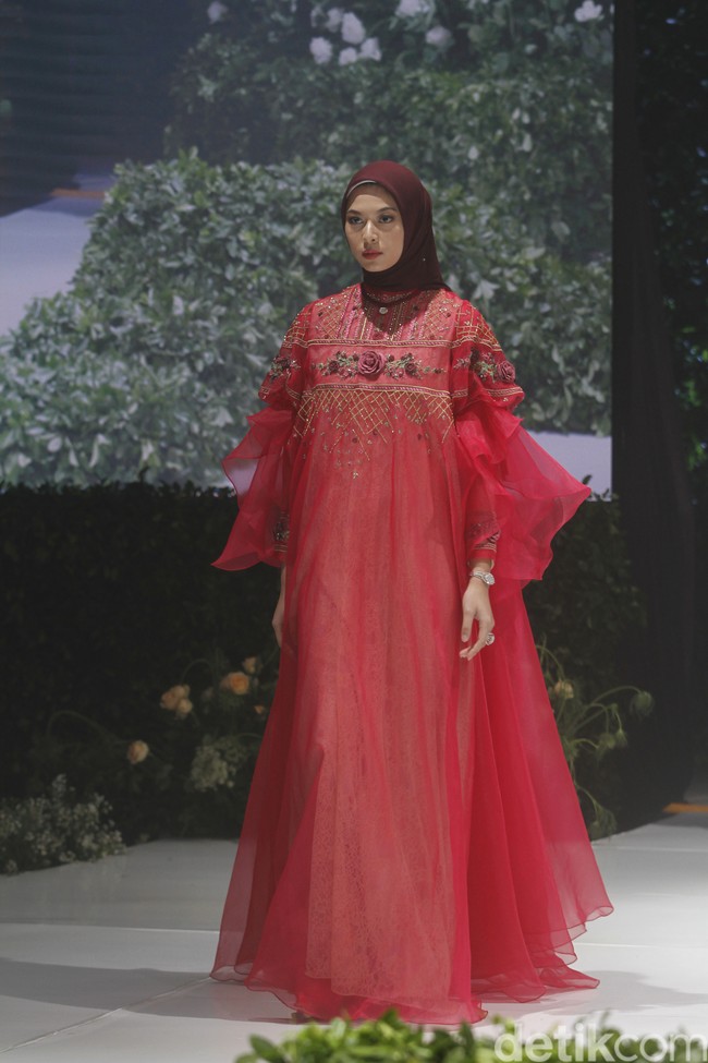 Fashion show busana muslim Ayu Dyah Andari berlangsung di Ballroom The Langham, Jakarta, Senin (14/3/2022). Foto: M. Abduh/Detikcom.