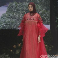 Fashion show busana muslim Ayu Dyah Andari berlangsung di Ballroom The Langham, Jakarta, Senin (14/3/2022). Foto: M. Abduh/Detikcom.