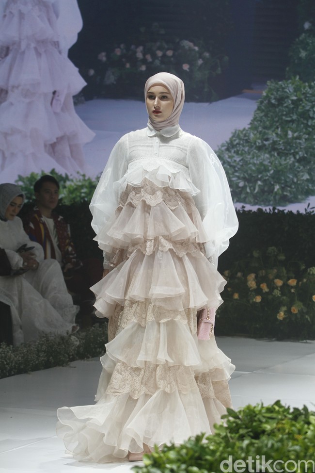 Fashion show busana muslim Ayu Dyah Andari berlangsung di Ballroom The Langham, Jakarta, Senin (14/3/2022). Foto: M. Abduh/Detikcom.