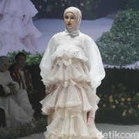Fashion show busana muslim Ayu Dyah Andari berlangsung di Ballroom The Langham, Jakarta, Senin (14/3/2022). Foto: M. Abduh/Detikcom.