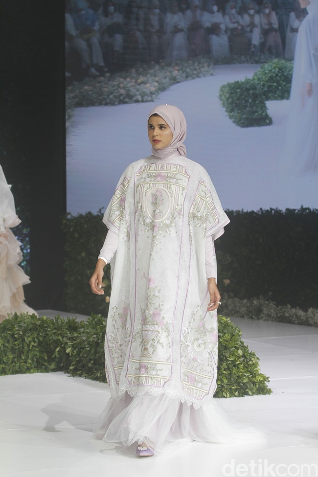 Fashion show busana muslim Ayu Dyah Andari berlangsung di Ballroom The Langham, Jakarta, Senin (14/3/2022). Foto: M. Abduh/Detikcom.