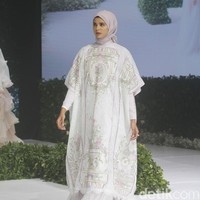 Fashion show busana muslim Ayu Dyah Andari berlangsung di Ballroom The Langham, Jakarta, Senin (14/3/2022). Foto: M. Abduh/Detikcom.