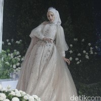 Fashion show busana muslim Ayu Dyah Andari berlangsung di Ballroom The Langham, Jakarta, Senin (14/3/2022). Foto: M. Abduh/Detikcom.