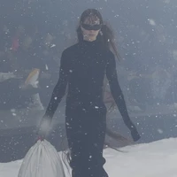 Fashion show Balenciaga Fall/Winter 2022 yang digelar di Paris Fashion Week 2022. Model berjalan di dalam aquarium melingkar yang sedang diterpa badai salju. Terdiri dari 69 tampilan busana pria dan wanita, koleksi ini didominasi busana bervolume dalam garis desain edgy khas karya Direktur Kreatif Balenciaga Demna Gvasalia. Foto: dok. Balenciaga