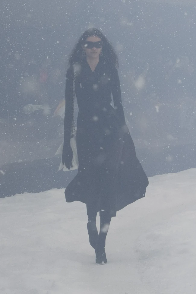 Fashion show Balenciaga Fall/Winter 2022 yang digelar di Paris Fashion Week 2022. Model berjalan di dalam aquarium melingkar yang sedang diterpa badai salju. Terdiri dari 69 tampilan busana pria dan wanita, koleksi ini didominasi busana bervolume dalam garis desain edgy khas karya Direktur Kreatif Balenciaga Demna Gvasalia. Foto: dok. Balenciaga