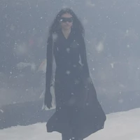 Fashion show Balenciaga Fall/Winter 2022 yang digelar di Paris Fashion Week 2022. Model berjalan di dalam aquarium melingkar yang sedang diterpa badai salju. Terdiri dari 69 tampilan busana pria dan wanita, koleksi ini didominasi busana bervolume dalam garis desain edgy khas karya Direktur Kreatif Balenciaga Demna Gvasalia. Foto: dok. Balenciaga