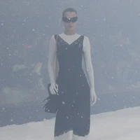 Fashion show Balenciaga Fall/Winter 2022 yang digelar di Paris Fashion Week 2022. Model berjalan di dalam aquarium melingkar yang sedang diterpa badai salju. Terdiri dari 69 tampilan busana pria dan wanita, koleksi ini didominasi busana bervolume dalam garis desain edgy khas karya Direktur Kreatif Balenciaga Demna Gvasalia. Foto: dok. Balenciaga