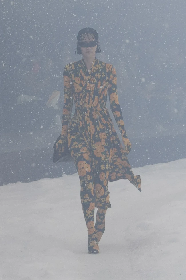Fashion show Balenciaga Fall/Winter 2022 yang digelar di Paris Fashion Week 2022. Model berjalan di dalam aquarium melingkar yang sedang diterpa badai salju. Terdiri dari 69 tampilan busana pria dan wanita, koleksi ini didominasi busana bervolume dalam garis desain edgy khas karya Direktur Kreatif Balenciaga Demna Gvasalia. Foto: dok. Balenciaga
