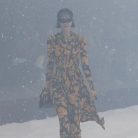 Fashion show Balenciaga Fall/Winter 2022 yang digelar di Paris Fashion Week 2022. Model berjalan di dalam aquarium melingkar yang sedang diterpa badai salju. Terdiri dari 69 tampilan busana pria dan wanita, koleksi ini didominasi busana bervolume dalam garis desain edgy khas karya Direktur Kreatif Balenciaga Demna Gvasalia. Foto: dok. Balenciaga