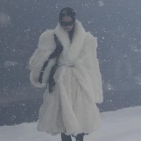 Fashion show Balenciaga Fall/Winter 2022 yang digelar di Paris Fashion Week 2022. Model berjalan di dalam aquarium melingkar yang sedang diterpa badai salju. Terdiri dari 69 tampilan busana pria dan wanita, koleksi ini didominasi busana bervolume dalam garis desain edgy khas karya Direktur Kreatif Balenciaga Demna Gvasalia. Foto: dok. Balenciaga