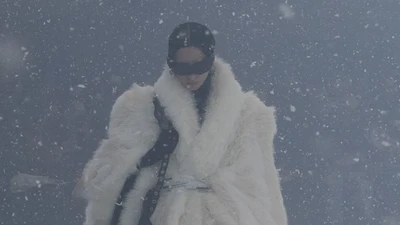 Foto: 10 Koleksi Balenciaga Fall 2022, Model Catwalk di Tengah Badai Salju