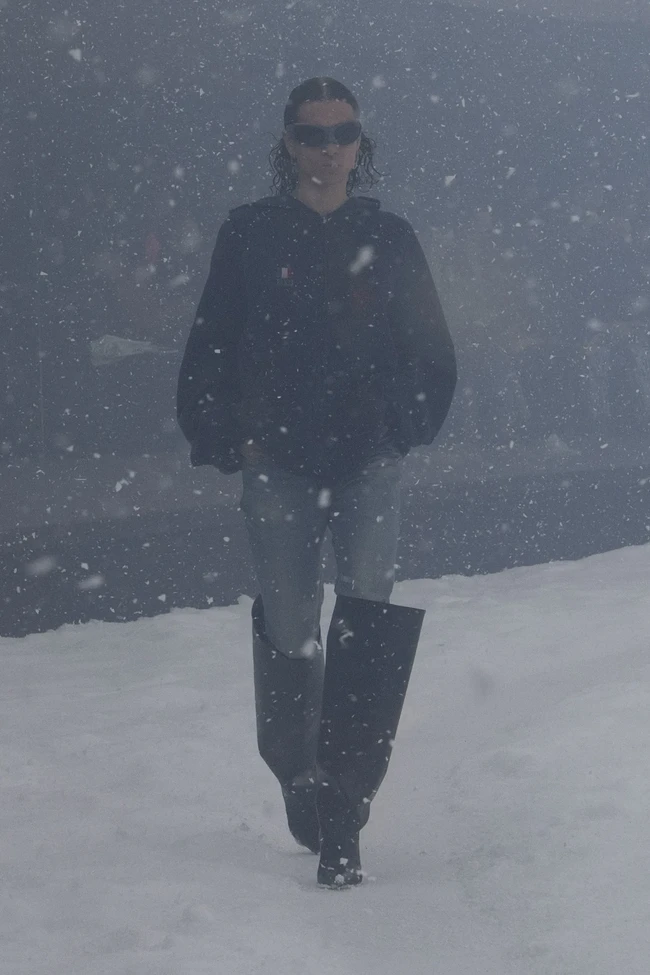 Fashion show Balenciaga Fall/Winter 2022 yang digelar di Paris Fashion Week 2022. Model berjalan di dalam aquarium melingkar yang sedang diterpa badai salju. Terdiri dari 69 tampilan busana pria dan wanita, koleksi ini didominasi busana bervolume dalam garis desain edgy khas karya Direktur Kreatif Balenciaga Demna Gvasalia. Foto: dok. Balenciaga