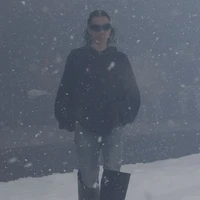 Fashion show Balenciaga Fall/Winter 2022 yang digelar di Paris Fashion Week 2022. Model berjalan di dalam aquarium melingkar yang sedang diterpa badai salju. Terdiri dari 69 tampilan busana pria dan wanita, koleksi ini didominasi busana bervolume dalam garis desain edgy khas karya Direktur Kreatif Balenciaga Demna Gvasalia. Foto: dok. Balenciaga