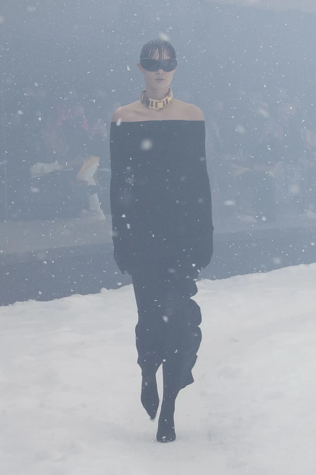 Fashion show Balenciaga Fall/Winter 2022 yang digelar di Paris Fashion Week 2022. Model berjalan di dalam aquarium melingkar yang sedang diterpa badai salju. Terdiri dari 69 tampilan busana pria dan wanita, koleksi ini didominasi busana bervolume dalam garis desain edgy khas karya Direktur Kreatif Balenciaga Demna Gvasalia. Foto: dok. Balenciaga