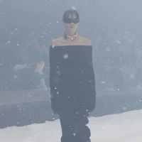 Fashion show Balenciaga Fall/Winter 2022 yang digelar di Paris Fashion Week 2022. Model berjalan di dalam aquarium melingkar yang sedang diterpa badai salju. Terdiri dari 69 tampilan busana pria dan wanita, koleksi ini didominasi busana bervolume dalam garis desain edgy khas karya Direktur Kreatif Balenciaga Demna Gvasalia. Foto: dok. Balenciaga