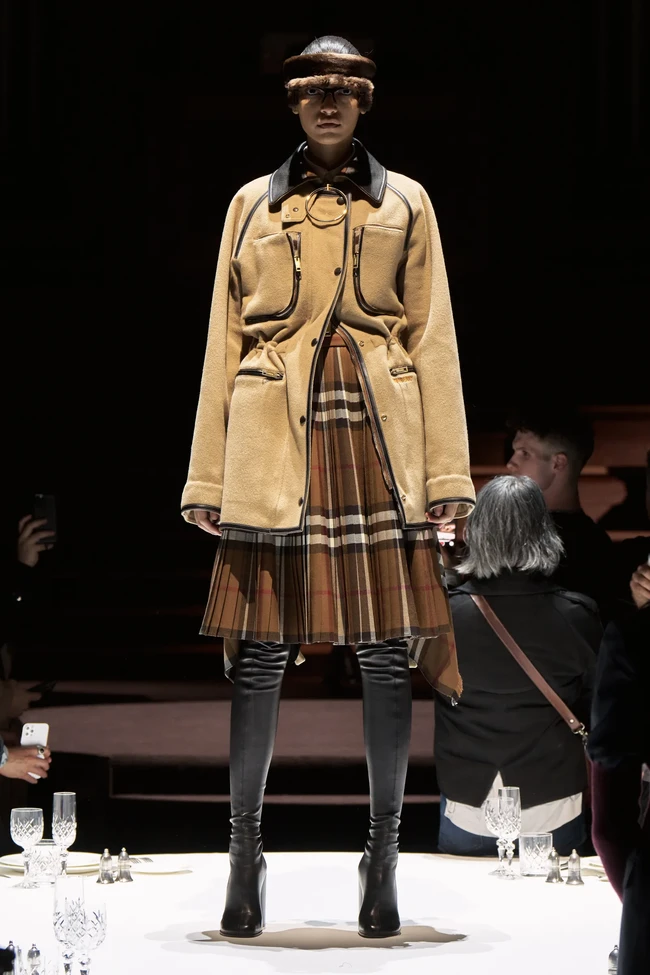 Inilah koleksi terbaru Burberry Fall/Winter 2022 yang ditampilkan dalam fashion show di Central Hall Westminster, London. Koleksi busana Burberry terinspirasi dari kota London. Foto: Dok. burberry.