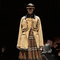 Inilah koleksi terbaru Burberry Fall/Winter 2022 yang ditampilkan dalam fashion show di Central Hall Westminster, London. Koleksi busana Burberry terinspirasi dari kota London. Foto: Dok. burberry.