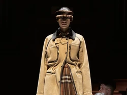 10 Koleksi Busana Burberry Fall/Winter 2022, Model Catwalk di Meja Makan