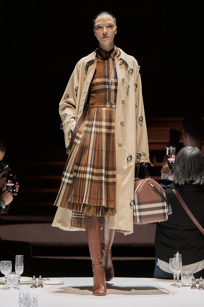 Inilah koleksi terbaru Burberry Fall/Winter 2022 yang ditampilkan dalam fashion show di Central Hall Westminster, London. Koleksi busana Burberry terinspirasi dari kota London. Foto: Dok. burberry.