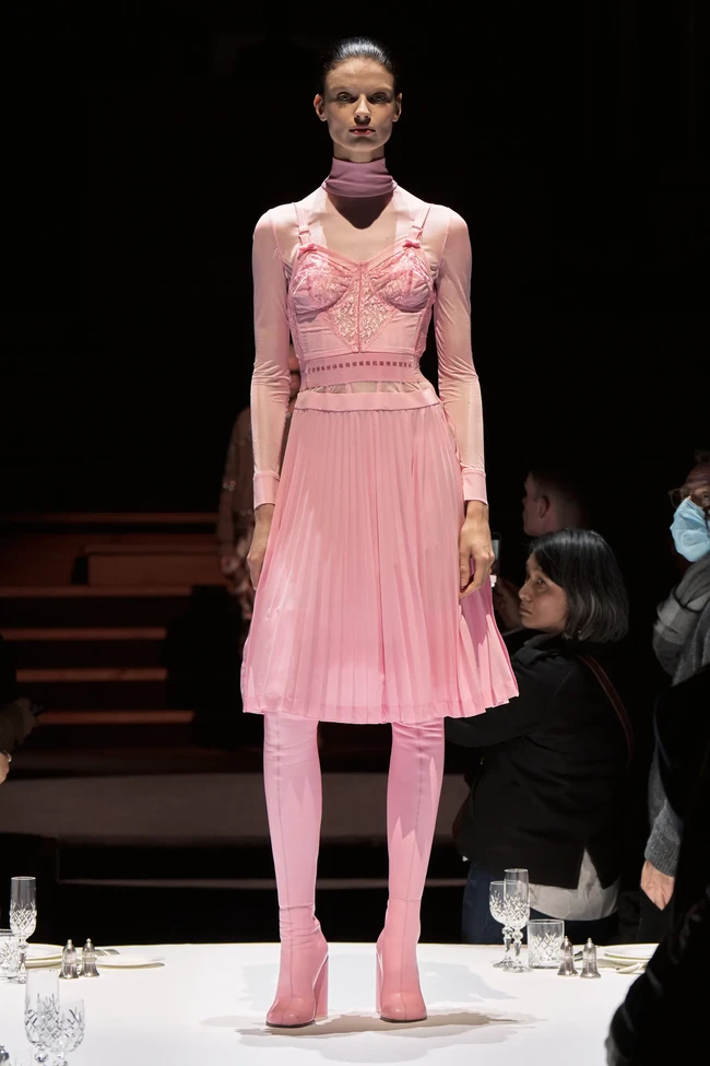 Inilah koleksi terbaru Burberry Fall/Winter 2022 yang ditampilkan dalam fashion show di Central Hall Westminster, London. Koleksi busana Burberry terinspirasi dari kota London. Foto: Dok. burberry.