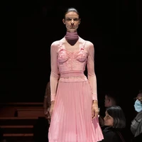 Inilah koleksi terbaru Burberry Fall/Winter 2022 yang ditampilkan dalam fashion show di Central Hall Westminster, London. Koleksi busana Burberry terinspirasi dari kota London. Foto: Dok. burberry.