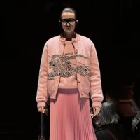 Inilah koleksi terbaru Burberry Fall/Winter 2022 yang ditampilkan dalam fashion show di Central Hall Westminster, London. Koleksi busana Burberry terinspirasi dari kota London.Foto: Dok. burberry.