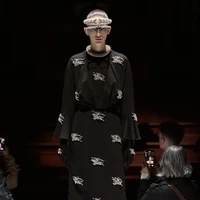 Inilah koleksi terbaru Burberry Fall/Winter 2022 yang ditampilkan dalam fashion show di Central Hall Westminster, London. Koleksi busana Burberry terinspirasi dari kota London. Foto: Dok. burberry.