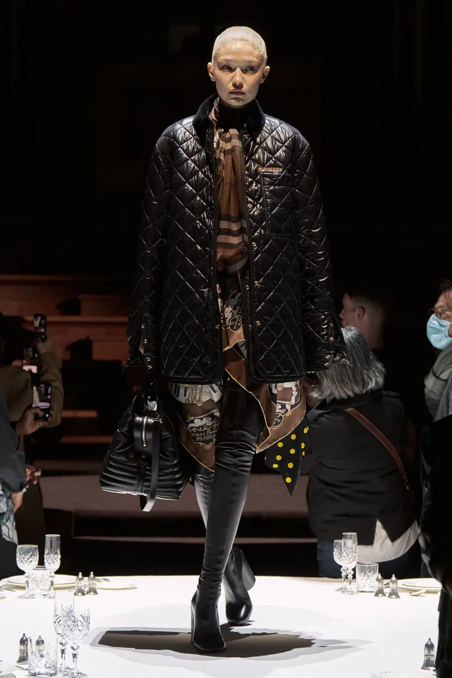 Inilah koleksi terbaru Burberry Fall/Winter 2022 yang ditampilkan dalam fashion show di Central Hall Westminster, London. Koleksi busana Burberry terinspirasi dari kota London. Foto: Dok. burberry.