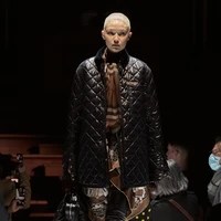 Inilah koleksi terbaru Burberry Fall/Winter 2022 yang ditampilkan dalam fashion show di Central Hall Westminster, London. Koleksi busana Burberry terinspirasi dari kota London. Foto: Dok. burberry.
