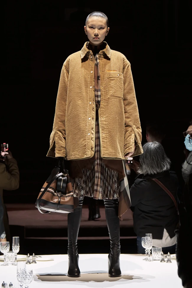 Inilah koleksi terbaru Burberry Fall/Winter 2022 yang ditampilkan dalam fashion show di Central Hall Westminster, London. Koleksi busana Burberry terinspirasi dari kota London.Foto: Dok. burberry.