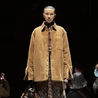 Inilah koleksi terbaru Burberry Fall/Winter 2022 yang ditampilkan dalam fashion show di Central Hall Westminster, London. Koleksi busana Burberry terinspirasi dari kota London.Foto: Dok. burberry.
