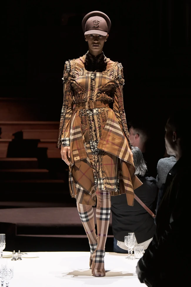 Inilah koleksi terbaru Burberry Fall/Winter 2022 yang ditampilkan dalam fashion show di Central Hall Westminster, London. Koleksi busana Burberry terinspirasi dari kota London.Foto: Dok. burberry.