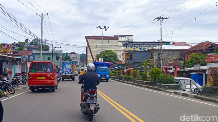 Kondisi lalu lintas di Jalan Jenderal Sudirman Kota Ambon berangsur normal