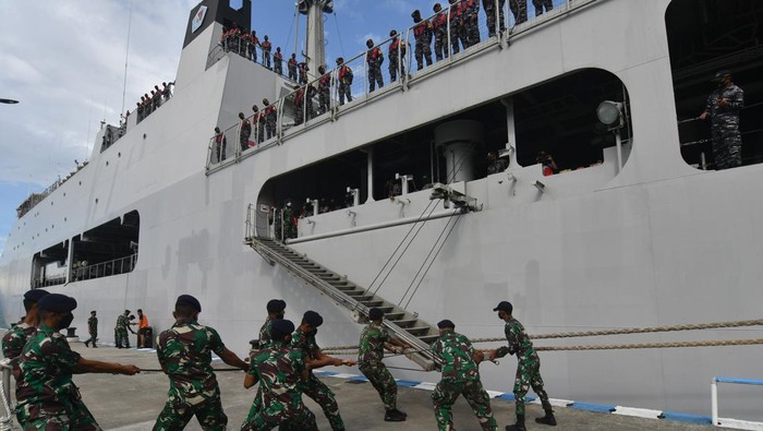 Sejumlah Taruna Akademi Angkatan Laut (AAL) berada di atas KRI Dewaruci di Palu, Sulawesi Tengah, Kamis (24/3/2022).  Kedatangan Taruna AAL Tingkat I Angkatan ke-70 tahun 2022 bersama KRI Surabaya dan KRI Dewaruci tersebut dalam rangka latihan praktek (Lattek) Pelayaran Prajalasesya dengan rute Surabaya-Palu-Makassar-Surabaya. ANTARA FOTO/Mohamad Hamzah/hp..