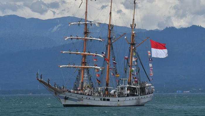 KRI Surabaya dan KRI Dewaruci Merapat di Palu Sejumlah Taruna Akademi Angkatan Laut (AAL) berada di atas KRI Dewaruci di Palu, Sulawesi Tengah, Kamis (24/3/2022). Kedatangan Taruna AAL Tingkat I Angkatan ke-70 tahun 2022 bersama KRI Surabaya dan KRI Dewaruci tersebut dalam rangka latihan praktek (Lattek) Pelayaran Prajalasesya dengan rute Surabaya-Palu-Makassar-Surabaya. ANTARA FOTO/Mohamad Hamzah/hp..