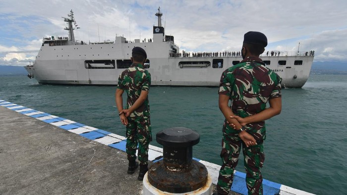 KRI Surabaya dan KRI Dewaruci Merapat di Palu Sejumlah Taruna Akademi Angkatan Laut (AAL) berada di atas KRI Dewaruci di Palu, Sulawesi Tengah, Kamis (24/3/2022). Kedatangan Taruna AAL Tingkat I Angkatan ke-70 tahun 2022 bersama KRI Surabaya dan KRI Dewaruci tersebut dalam rangka latihan praktek (Lattek) Pelayaran Prajalasesya dengan rute Surabaya-Palu-Makassar-Surabaya. ANTARA FOTO/Mohamad Hamzah/hp..