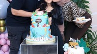 Belum lama ini Olla merayakan ulang tahun sang putri, Aleena. Konsep Jungle menjadi tema acara ini. Tampak Olla berpose dengan Aleena dan Aufar. Foto: Instagram @ollaramlan