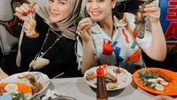 Tak hanya di restoran saja, Olla juga tak gengsi kalau harus makan di pinggir jalan. Bersama Nagita Slavina, Olla menikmati pecel ayam dan pecel lele. Sate usus serta tempe tahu pun jadi pelengkap.  Foto: Instagram @ollaramlan