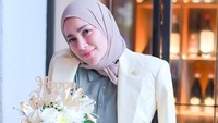 Sebuah cake bertingkat yang didominasi warna putih ini hadir sebagai cake ulang tahun Olla. Bunga cantik dengan warna senada pun menjadikan cake ini tampil lebih manis.  Foto: Instagram @ollaramlan