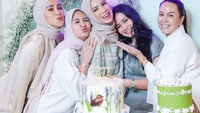 Momen makan bersama para sahabat pun kerap dipamerkan Olla. Kali ini acara kumpul sambil makan dirayakan di restoran. Foto: Instagram @ollaramlan