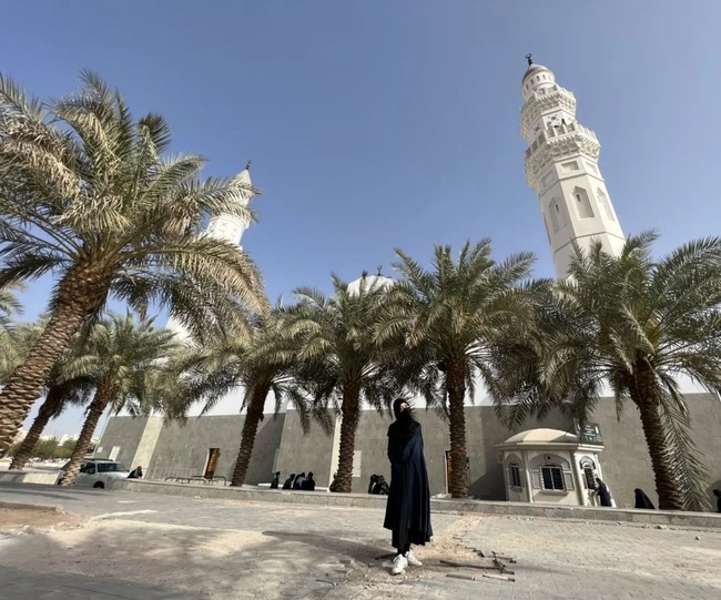 Lulu Tobing mengaku awalnya deg-degan saat akan pergi umrah sendirian dan mengurus segala sesuatunya sendiri. Namun seiring berjalannya waktu, dia mendapat banyak kemudahan yang membuatnya semangat untuk umrah. Foto: Instagram @lutob