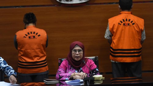 Tersangka mantan Bupati Tabanan periode 2016-2021 Ni Putu Eka Wiryastuti (kanan) memasuki mobil tahanan usai ditetapkan sebagai tersangka di Gedung Merah Putih KPK, Jakarta, Kamis (24/3/2022). KPK menahan dua tersangka dalam pengembangan kasus dugaan suap terkait pengurusan Dana Insentif Daerah (DID) Kabupaten Tabanan Tahun 2018 yakni mantan Bupati Tabanan periode 2016-2021 Ni Putu Eka Wiryastuti dan dosen Universitas Udayana I Dewa Nyoman Wiratmaja. ANTARA FOTO/Indrianto Eko Suwarso/hp.