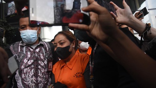 Tersangka mantan Bupati Tabanan periode 2016-2021 Ni Putu Eka Wiryastuti (kanan) memasuki mobil tahanan usai ditetapkan sebagai tersangka di Gedung Merah Putih KPK, Jakarta, Kamis (24/3/2022). KPK menahan dua tersangka dalam pengembangan kasus dugaan suap terkait pengurusan Dana Insentif Daerah (DID) Kabupaten Tabanan Tahun 2018 yakni mantan Bupati Tabanan periode 2016-2021 Ni Putu Eka Wiryastuti dan dosen Universitas Udayana I Dewa Nyoman Wiratmaja. ANTARA FOTO/Indrianto Eko Suwarso/hp.